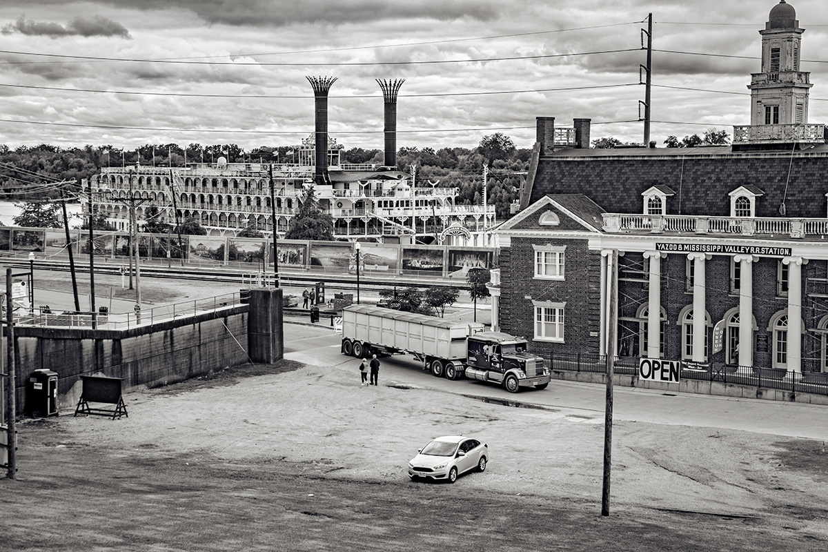 &lt;i&gt;The American Queen&lt;/i&gt; at Vicksburg, MS.